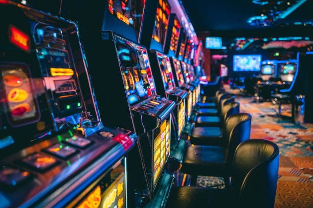 Live Andar Bahar dealer at lionkasino studio table with cards and betting layout